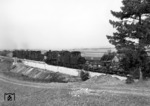 Während 050 632-9 mit ihrem Schotterzug bei Vellberg auf den nächsten Einsatz wartet, überholen 044 143-7 + 050 112-2 als Lz 13789. (17.10.1969) <i>Foto: Wolfgang Bügel</i>