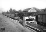 Während 023 037 beim Verlegen neuer Schwellen mit einem Bauzug behilflich ist, passieren 211 210 + 051 540 mit einem Güterzug die Baustelle. (17.10.1969) <i>Foto: Wolfgang Bügel</i>
