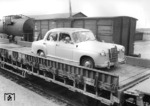 Verladung der Autos nach Sylt auf einfachen K-Wagen im Bahnhof Niebüll. (1951) <i>Foto: Walter Hollnagel</i>
