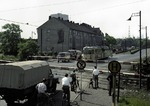 Szene an einem Bahnübergang in der Sterkrader Straße in Oberhausen. Die Straßenbahnlinie 1 auf dem Weg nach Holten Bf kreuzt im Vordergrund mit der Emschertalbahn. (1961) <i>Foto: Slg. Eisenbahnstiftung</i>