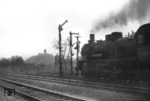 38 2634 vom Bw Bonn passiert die Ausfahrsignale des Bad Godesberger Güterbahnhofs. Im Hintergrund die Godesburg. (1932) <i>Foto: RBD Köln (Felten)</i>