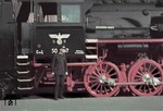 Die neu angelieferte 50 437 in Thorn (Ostpr.) Davor ein Reichsbahner der Ostbahn mit der Sonderuniform für die besetzten Gebiete (8 Knöpfe und die seltenen und nur kurzzeitig 1939-41 verwendeten Litzenkragenspiegel) im Generalgouvernement Polen.  (06.1940) <i>Foto: Walter Hollnagel</i>