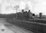 38 3386 verlässt mit einem Personenzug den Essener Hauptbahnhof. (11.1954) <i>Foto: Willi Marotz</i>