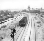 Ein unbekannter VT 95 vor der Kulisse der Schachtanlage Emil (Zeche Königin Elisabeth) auf der Verbindungsbahn zwischen Essen Hbf und Essen-Katernberg Nord. (12.1954) <i>Foto: Willi Marotz</i>