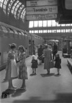 Reisende am Eilzug von Hamburg Hbf nach Travemünde (Strand), gebildet aus Doppelstockwagen der ehemaligen Lübeck-Büchener-Eisenbahn.  (02.07.1956) <i>Foto: Walter Hollnagel</i>