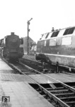 01 010 aus Hannover begegnet der gerade 3 Monate alten V 200 024 aus Hamburg-Altona im Bahnhof Dammtor. (01.1958) <i>Foto: Walter Hollnagel</i>