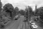 E 40 205 hat soeben den Bonner Hauptbahnhof hinter sich gelassen und passiert mit ihrem Güterzug auf dem Weg nach Süden den Schrankenposten 25 an der Kaiserstraße. (18.05.1962) <i>Foto: Walter Hollnagel</i>