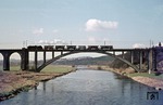 24 009 überquert mit Sonderzug Dsts 70453 für geladene Gäste die Fuldabrücke bei Guntershausen. Gedeiert wurde "125 Jahre Friedrich-Wilhelms Nordbahn Gerstungen – Cassel – Haueda/Carlshafen". (31.03.1973) <i>Foto: Wolfgang Bügel</i>