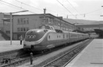 Der neue "TEE" VT 11 5013 präsentiert sich während eines Aufenthalts in Heidelberg Hbf. (15.06.1958) <i>Foto: Walter Hollnagel</i>