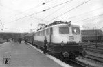 Die nagelneue E 10 1242 (Abnahme 02.04.1962) wartet auf den Abfahrauftrag im Stuttgarter Hauptbahnhof. (04.06.1962) <i>Foto: Walter Hollnagel</i>