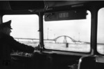 Blick aus dem "schwimmenden" VT 95 9356 auf den Neubau der Fehmarnsundbrücke, aufgenommen vom Fährschiff "Schleswig Holstein". (14.09.1962) <i>Foto: Walter Hollnagel</i>