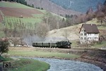Bei Halbmeil tauchte pünktlich mit dem Zug die planmäßige Fotowolke auf, sodass nur ein Notschuss mit 038 711 vor N 3977 möglich war, bervor der Zug in den Schatten fuhr. (04.04.1973) <i>Foto: Wolfgang Bügel</i>