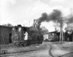 99 7203 rangiert im Betriebswerk Mudau, rechts wartet 99 7204. (08.1963) <i>Foto: Slg. Eisenbahnstiftung</i>