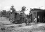 Anregender Plausch vor 99 7204 im Betriebswerk Mudau. (08.1963) <i>Foto: Slg. Eisenbahnstiftung</i>