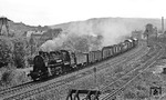 58 1522 verlässt mit einem Güterzug Richtung Zwickau Aue in Sachsen. (04.10.1975) <i>Foto: Burkhard Wollny</i>