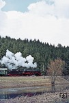 An der Brigach vor Donaueschingen dampft 24 009 mit Sonderzug E 30133 vorbei. (21.04.1973) <i>Foto: Wolfgang Bügel</i>