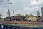Die Wedauer 052 183 (50 2183) rangiert einige alte Länderbahnwagen an der Signalwerkstätte am Bw Wuppertal-Vohwinkel. (11.05.1973) <i>Foto: Wolfgang Bügel</i>