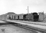 99 671 mit einer klassischen Garnitur der Bottwartalbahn im Bahnhof Beilstein. (15.04.1964) <i>Foto: Slg. Eisenbahnstiftung</i>