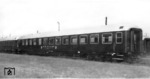 Der nagelneue Speisewagen des U.S. Tranportation Corps (Abnahme Juli 1956) No. 900-210 im Bahnhof Frankfurt-Ost. (12.08.1956) <i>Foto: Slg. Eisenbahnstiftung</i>