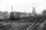 Als neue "Schnell"triebwagenverbindung des vereinigten Wirtschaftsgebiets der Westzonen wurden ab 6.12.1948 die Zugpaare DT 49/50 zwischen Frankfurt und dem Ruhrgebiet eingesetzt. Das Foto zeigt eine dreiteilige VT 33-Garnitur als DT 50 nach Frankfurt beim Verlassen des Köln Hbf. Vor dem markanten Hansaring-Hochhaus wartet eine 18.4. (03.1949) <i>Foto: Fischer</i>
