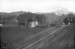 39 173 passiert ein württembergisches Bahnwärterhaus bei Schwäbisch Hall-Hessental.  (11.1954) <i>Foto: Slg. Eisenbahnstiftung</i>