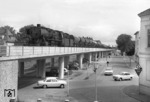 50 2903 rollt über die hochgelegte Trasse an der Westausfahrt des Oldenburger Hauptbahnhofs (Pferdemarkt). (27.07.1966) <i>Foto: Quebe</i>