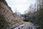Am 7. März 1981 fuhr E 3283 (Köln - Dieringhausen) in einen abgerutschten Hang bei Honrath (zwischen Rösrath und Overath). Die führende 212 des Bw Dieringhausen und 2 Byg-Wg entgleisten (Foto), es gab 2 Verletzte. Zunächst wurde ein Schienenersatzverkehr zwischen Honrath und Rösrath eingerichtet, ab Montag, den 9.3. verkehrte ein Teil der Züge über Rösrath bis Honrath, die Strecke selbst blieb bis 05. April gesperrt. (08.03.1981) <i>Foto: Peter Schiffer</i>