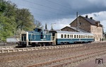 261 651 befördert im Bahnhof Willebadessen den Mittelwagen 934 450 als Dsts vom Aw Kassel zum Bw Braunschweig. (02.05.1983) <i>Foto: Peter Schiffer</i>