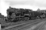 Durch die freundliche Mithilfe von 50 2557 konnte die bereits abgestellte 56 2637 im Bw Duisburg-Ruhrort Hafen nochmals fotografiergerecht aufgestellt werden. (1963) <i>Foto: Willi Marotz</i>