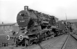 56 2637 war die letzte Vertreterin ihrer Art bei der DB, hier bereits kalt abgestellt im Bw Duisburg-Ruhrort Hafen. (1963) <i>Foto: Willi Marotz</i>