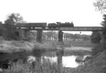 Eine unbekannte P 8 (BR 38.10) überquert mit einer Leig-Einheit die behelfsmäßig wiederaufgebaute Emsbrücke am Abzweig Emsbruecke im Stadtgebiet von Rheine.  (16.05.1952) <i>Foto: Quebe</i>
