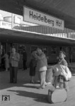 Bahnsteigszene im neuen Heidelberger Hauptbahnhof (Einweihung 5. Mai 1955). Die Dame rechts mit Koffer und Hut ist im übrigen die Ehefrau des Hamburger BD-Fotografens.  (30.09.1955) <i>Foto: Walter Hollnagel</i>