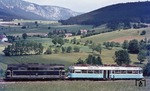 In Höhe der Haltestelle Unter Höflein an der Strecke Wiener Neustadt—Puchberg am Schneeberg benötigte der "Gläserne Zug" 491 001-4 die Traktionshilfe der ÖBB 2143.02. (15.06.1973) <i>Foto: Wolfgang Bügel</i>