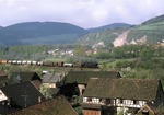 Blick aus dem Turm der Ev.-Luth. Kirche von Breternitz (südl. Saalfeld) auf die im Saaletal vorbeiziehende 95 0010-9 mit Dg 55475. (14.05.1978) <i>Foto: Joachim Bügel</i>