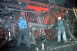 Anbau der Treibstangen an die Hannoveraner 01 211 im Aw Frankfurt-Nied. (1953) <i>Foto: Siegfried Born</i>