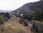 044 463 (44 463) mit einem Güterzug aus Tuttlingen auf der Gäubahnrampe kurz vor dem Scheitelpunkt bei Hattingen. (1969) <i>Foto: Heinz Hangarter</i>
