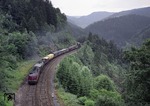Die Villinger 221 102-7 kämpft sich mit Güterzug 64935 am Hohnen in Richtung Nußbach die Schwarzwaldbahn hinauf. (1972) <i>Foto: Heinz Hangarter</i>