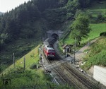 Blick vom Tannenbühl-Tunnel auf 215 108-3 unterhalb von Nußbach auf der Schwarzwaldbahn. (1976) <i>Foto: Heinz Hangarter</i>