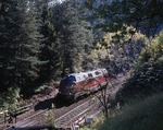 Die zurückkehrende Schiebelok 220 033-5 auf der Schwarzwaldbahn bei Nussbach. (1972) <i>Foto: Heinz Hangarter</i>