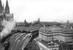 Blick vom linksrheinischen Brückenturm der Hohenzollernbrücke auf den Kölner Hauptbahnhof mit Dom und dem alten Ämtergebäude. (1932) <i>Foto: RVM (RBD Köln)</i>