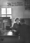 Blick in die Fahrkartenausgabe Köln-Deutz mit einem für damalige Zeit ungewöhnlichen "offenen" Schalter. (1942) <i>Foto: RVM (RBD Köln)</i>