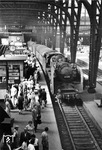 Um 15.04 Uhr fährt im Hamburger Hauptbahnhof der Eilzug 572 nach Kassel mit der Hannoveraner 03 225 ein, der planmäßig um 15.02 Uhr abfahren sollte. (06.1954) <i>Foto: Walter Hollnagel</i>
