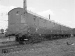 Wohn- Schlafwagen (Stg 429 605) der Flk-Gruppe des Bw Heilbronn (umgebaut aus ehem. Hamburger S-Bahn Gleichstromzug 1677 a+b) im Bw Heilbronn. (28.08.1966) <i>Foto: Slg.Eisenbahnstiftung</i>