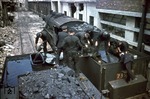 Nachdem die Versorgungsleitungen im norditalienischen Bahnhof Florenz durch einen Fliegerangriff zerstört wurden, musste das Wasser aus den Loktendern per Hand umgeschöpft werden. (08.1944) <i>Foto: Walter Hollnagel</i>