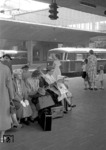 Bahnsteigszene im neuen Heidelberger Hauptbahnhof (Einweihung 5. Mai 1955). (30.09.1955) <i>Foto: Walter Hollnagel</i>