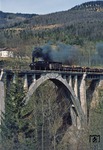 Über das Viadukt am Steyrdurchbruch dampft ÖBB 699.103 mit Ng 76859 nach Klaus. (16.03.1978) <i>Foto: Joachim Bügel</i>