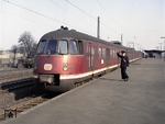 Obwohl noch nicht lange in Dienst gestellt, hinterlässt diese Doppeleinheit ET 30 (vorne ET 30 123) im Bahnhof Wattenscheid einen schlechten Pflegeeindruck, der offensichtlich der im Ruhrgebiet besonders hohen Luftverschmutzung geschuldet ist. (1959) <i>Foto: Willi Marotz</i>