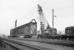 Ausbau der alten Kocherbrücke im Bf Gaildorf-West. Vorne der 90 t-Kran "Nür 6700", gebaut 1944 bei den Ardeltwerken in Eberswalde. (30.10.1968) <i>Foto: Wolf Schneider</i>