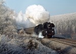 Rau(c)hreif bei Hönebach: 01 0530-4 nähert sich mit dem im vorweihnachtlichen Zusatzverkehr laufenden D 1099. (21.12.1972) <i>Foto: Wilfried Sieberg</i>