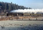 01 0528-8 rollt mit D 454 bei Hönebach talwärts. (21.12.1972) <i>Foto: Wilfried Sieberg</i>